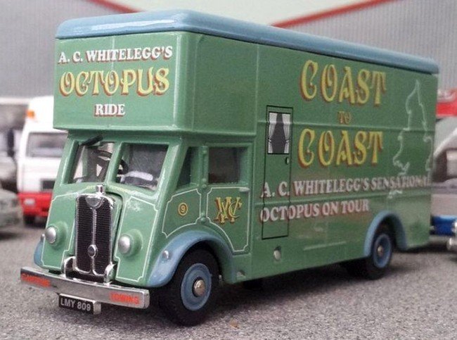 Circus Whitelegg and Sons - Guy Pantechnicon