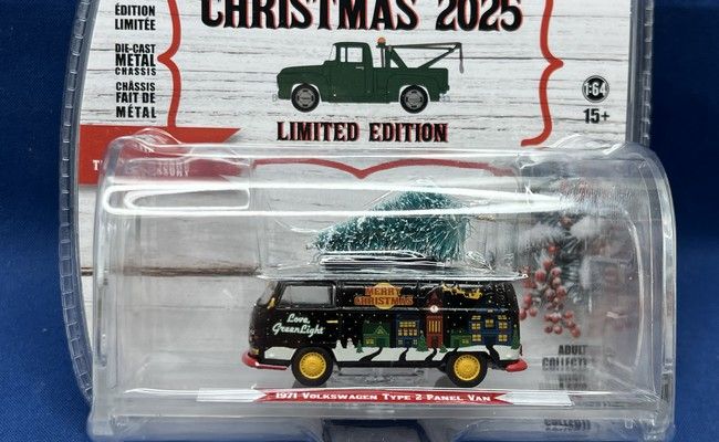 Volkswagen Type 2 Panel Van met kerstboom -  Christmas 2025