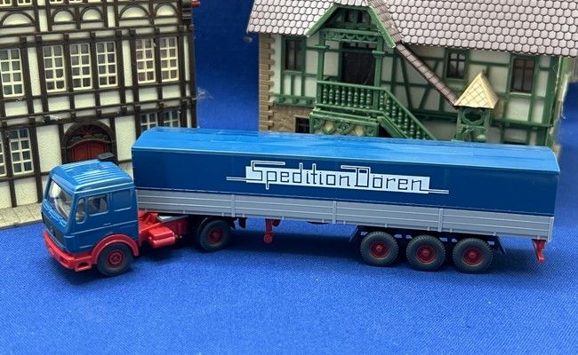 Mercedes Benz 1626 met trailer