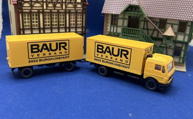 Mercedes Benz met aanhangwagen