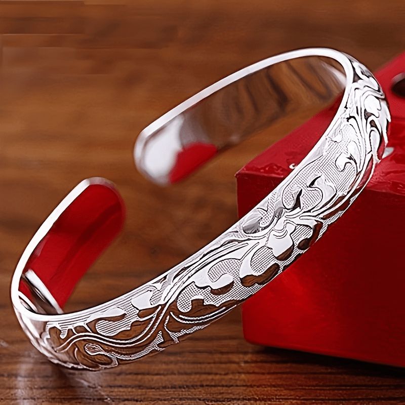 Elegant Floral Carved Bangle