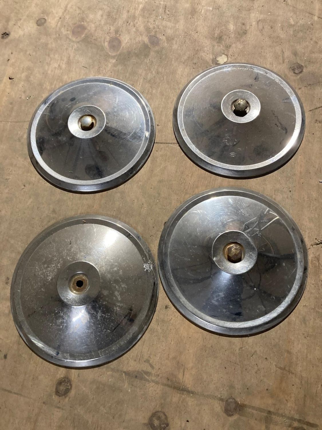 set of original wheel covers (1 is damaged)