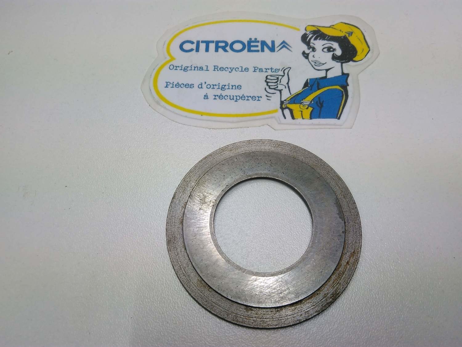 Axial plate between bearing and sprocketwheel  Recup