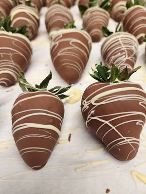 MILK CHOCOLATE STRAWBERRIES