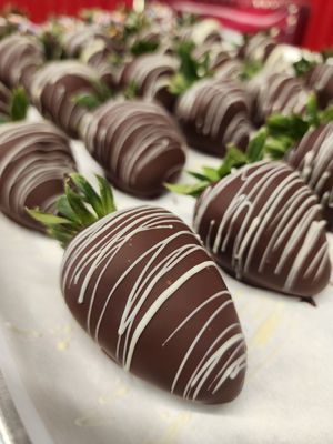 DARK CHOCOLATE DIPPED STRAWBERRIES