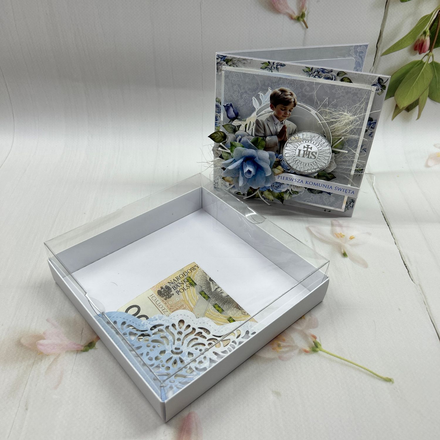 Kartka komunijna w pudełku dla chłopca – elegancka pamiątka
