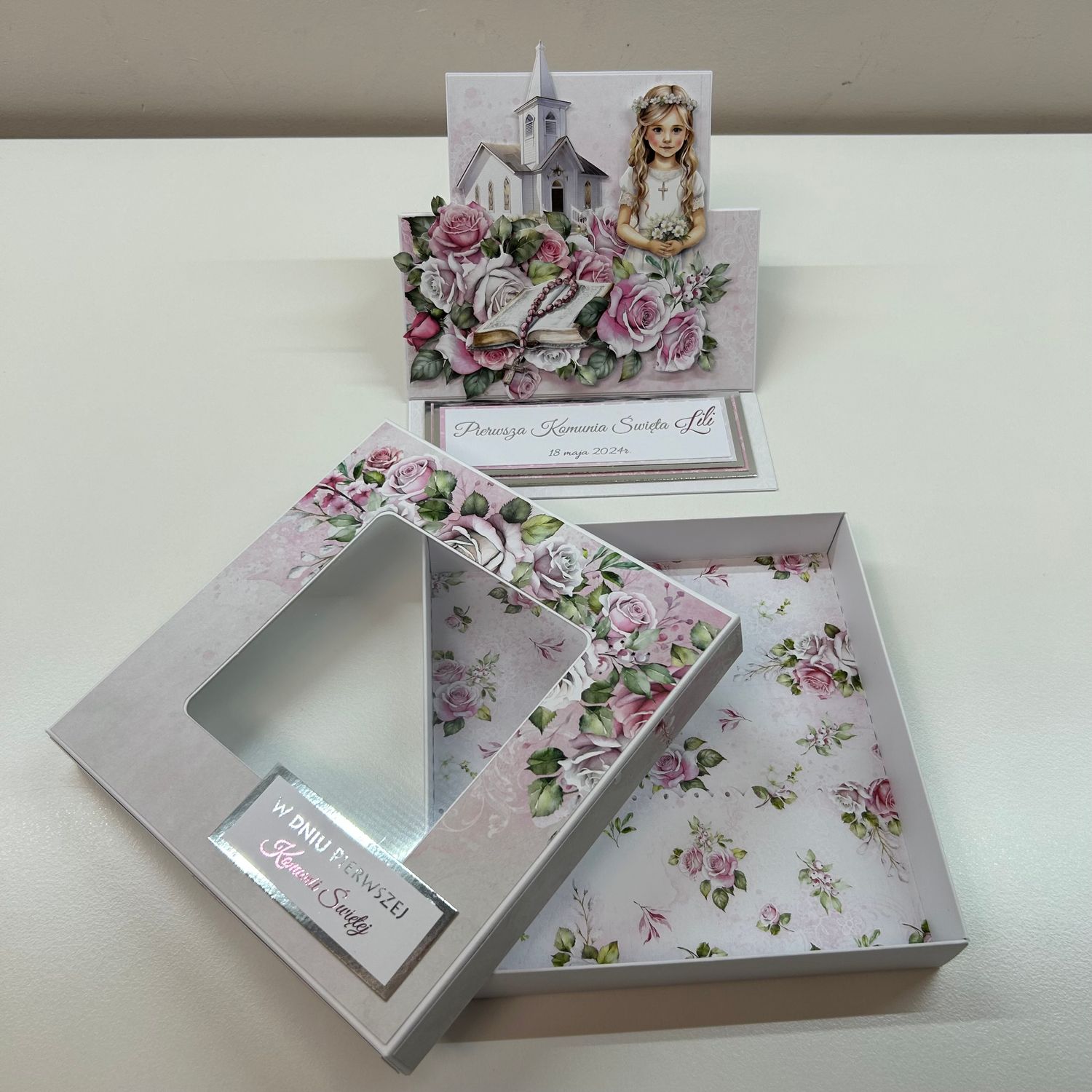Kartka komunijna sztalugowa w pudełku dla dziewczynki – personalizowana