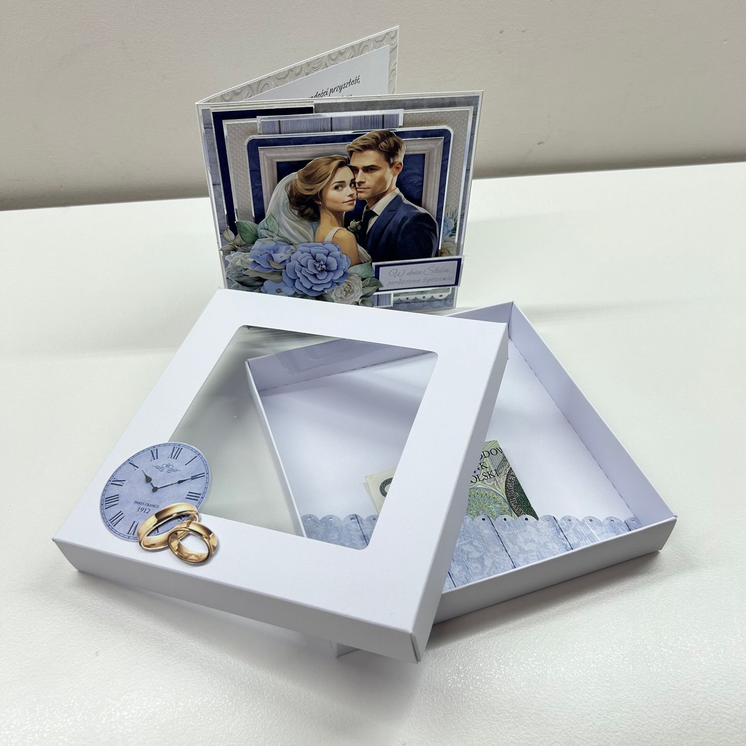 Kartka Ślubna w Pudełku – Subtelna Pamiątka dla Pary Młodej