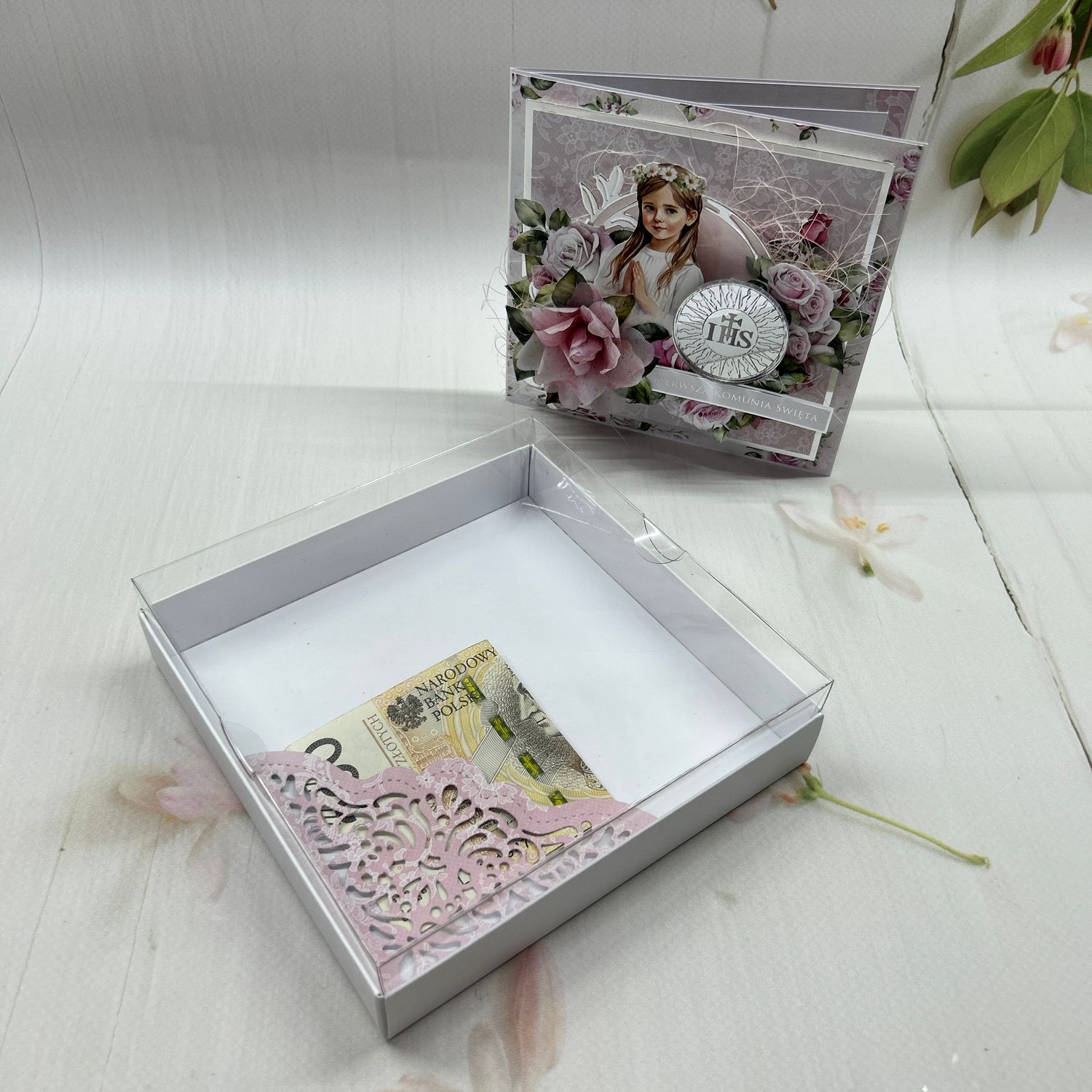 Kartka komunijna w pudełku dla dziewczynki – elegancka pamiątka