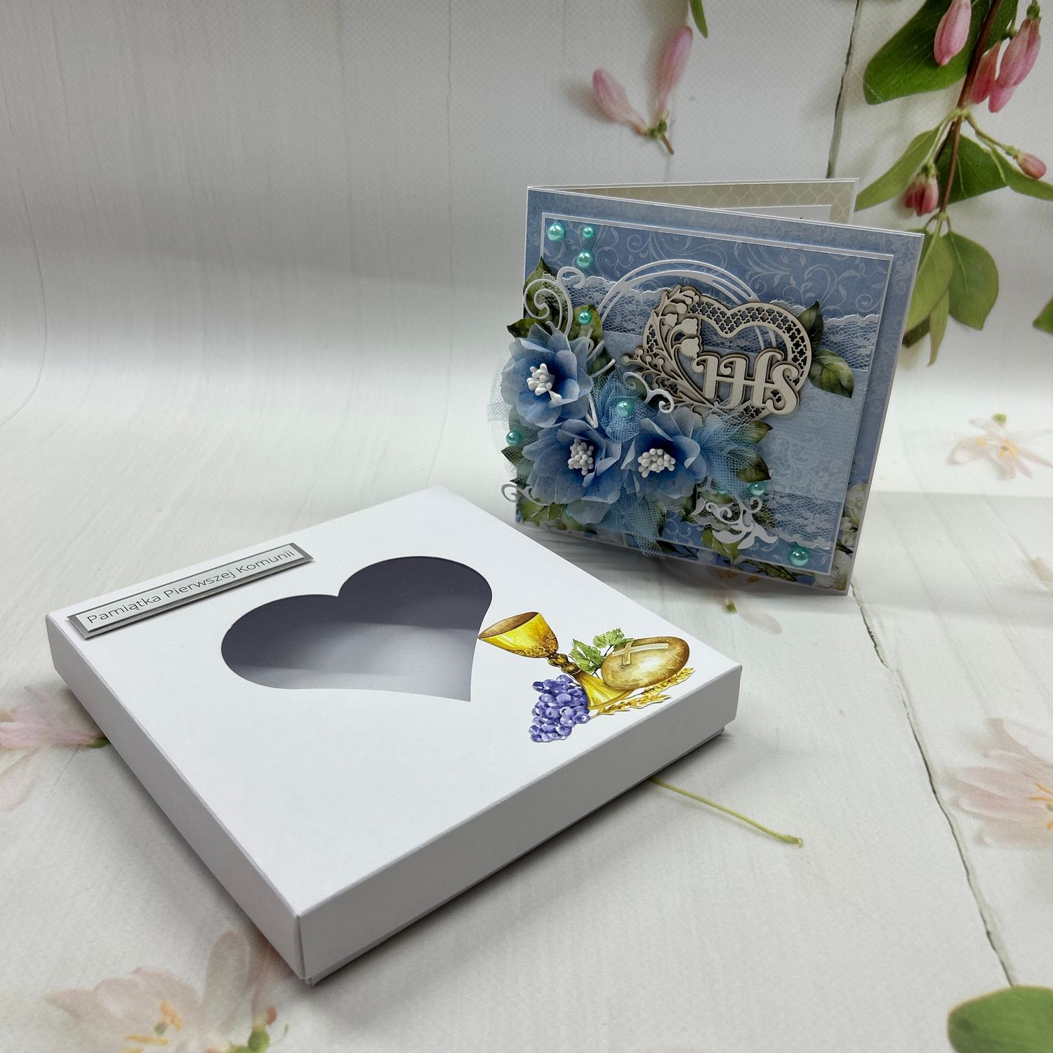 Kartka komunijna w pudełku z sercem – ekskluzywna pamiątka