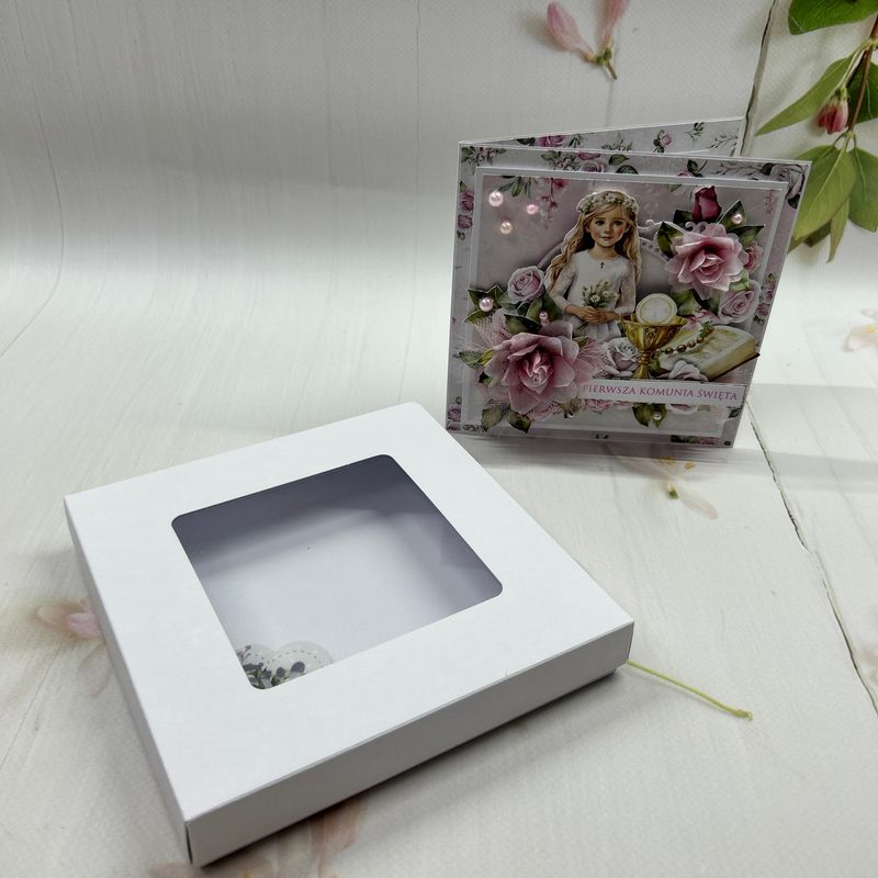 Kartka komunijna w pudełku dla dziewczynki – niepowtarzalna pamiątka