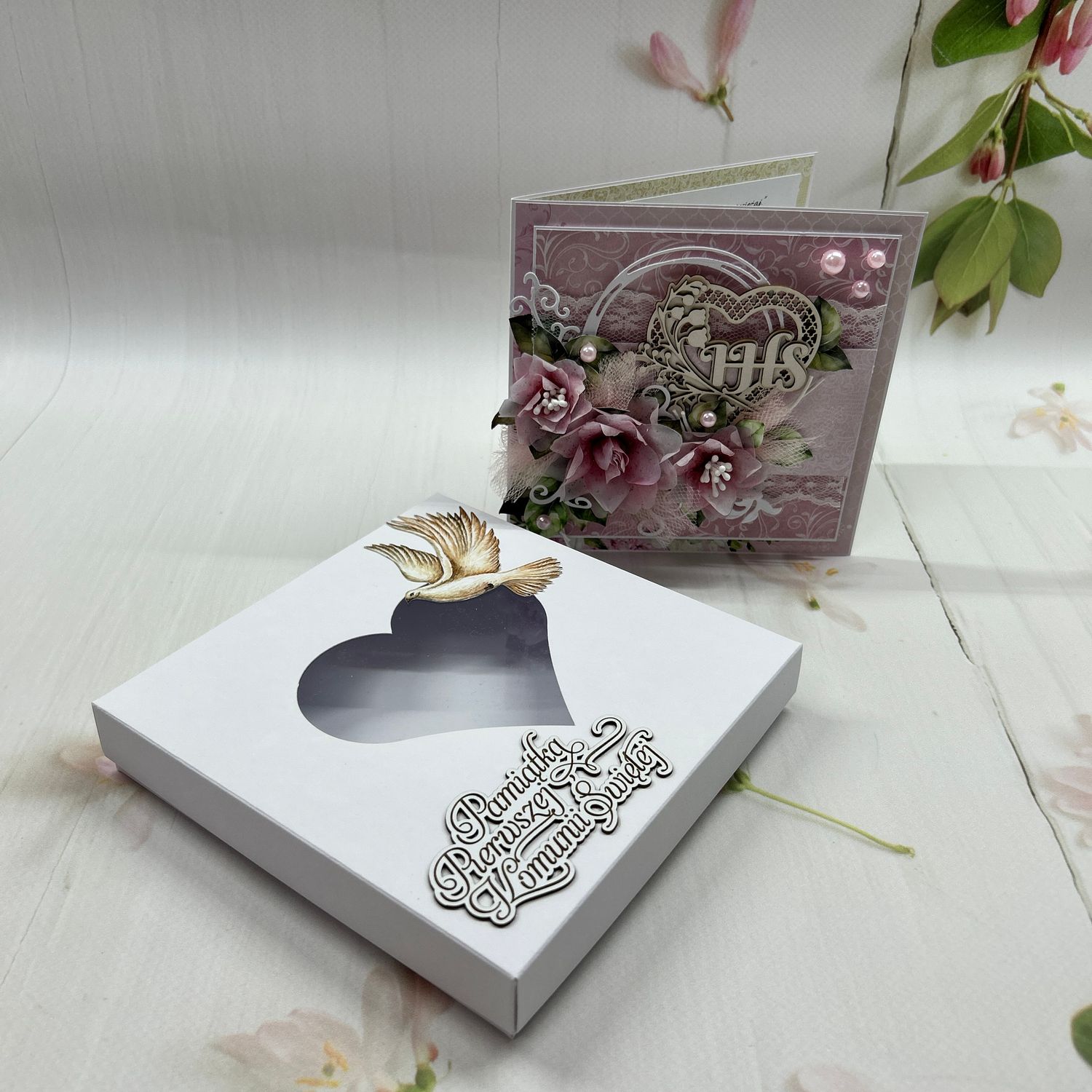 Kartka komunijna w pudełku z sercem – pamiątka