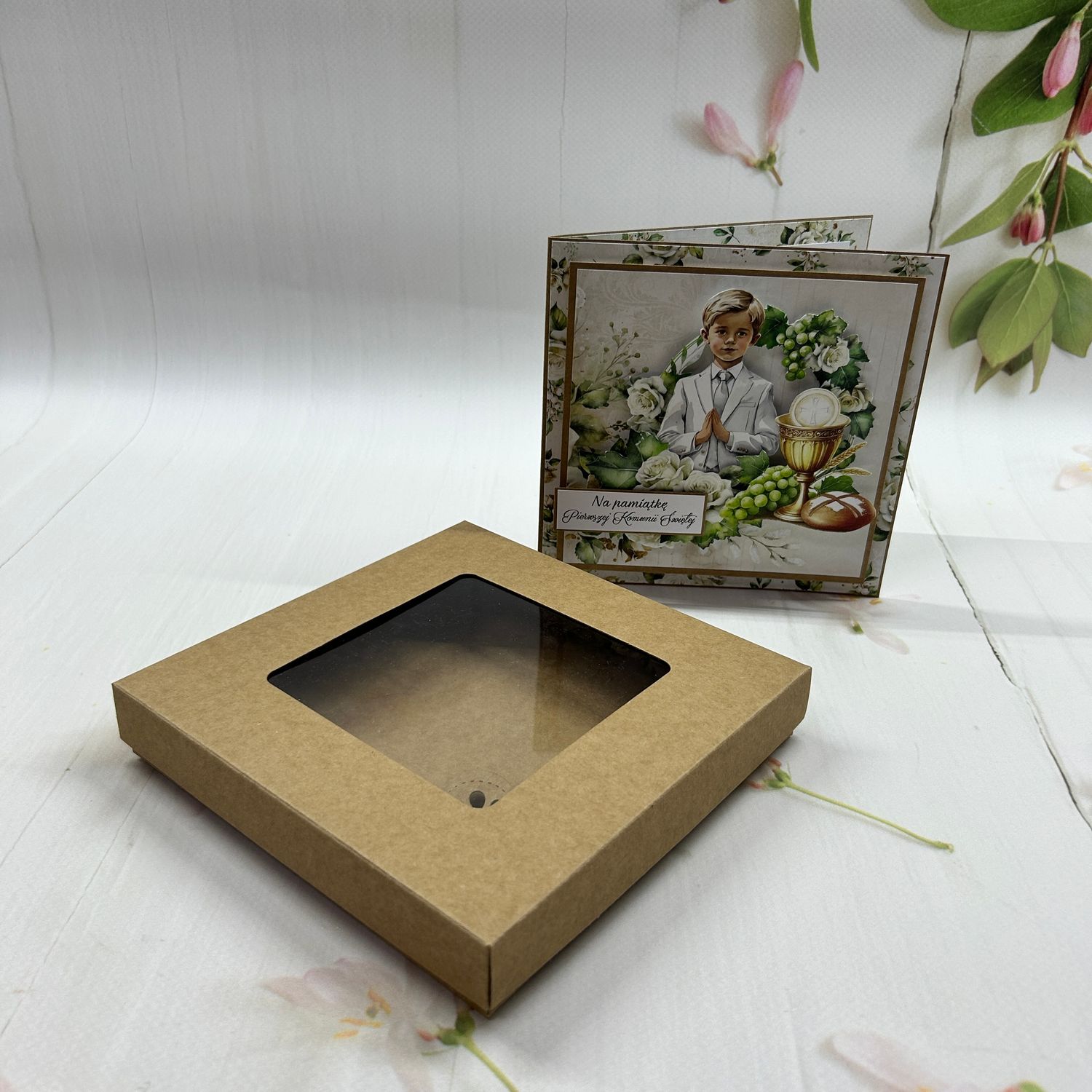 Kartka komunijna w pudełku dla chłopca – niepowtarzalna pamiątka kraft