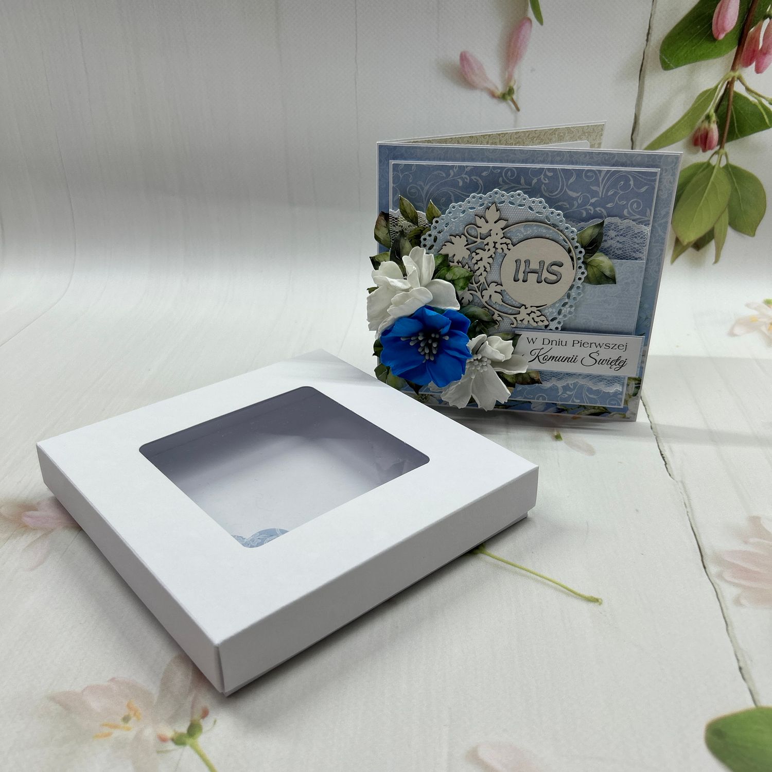 Kartka komunijna w pudełku kwiatowa – niepowtarzalna pamiątka