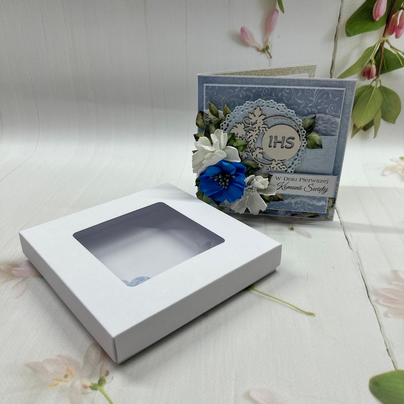 Kartka komunijna w pudełku kwiatowa – niepowtarzalna pamiątka