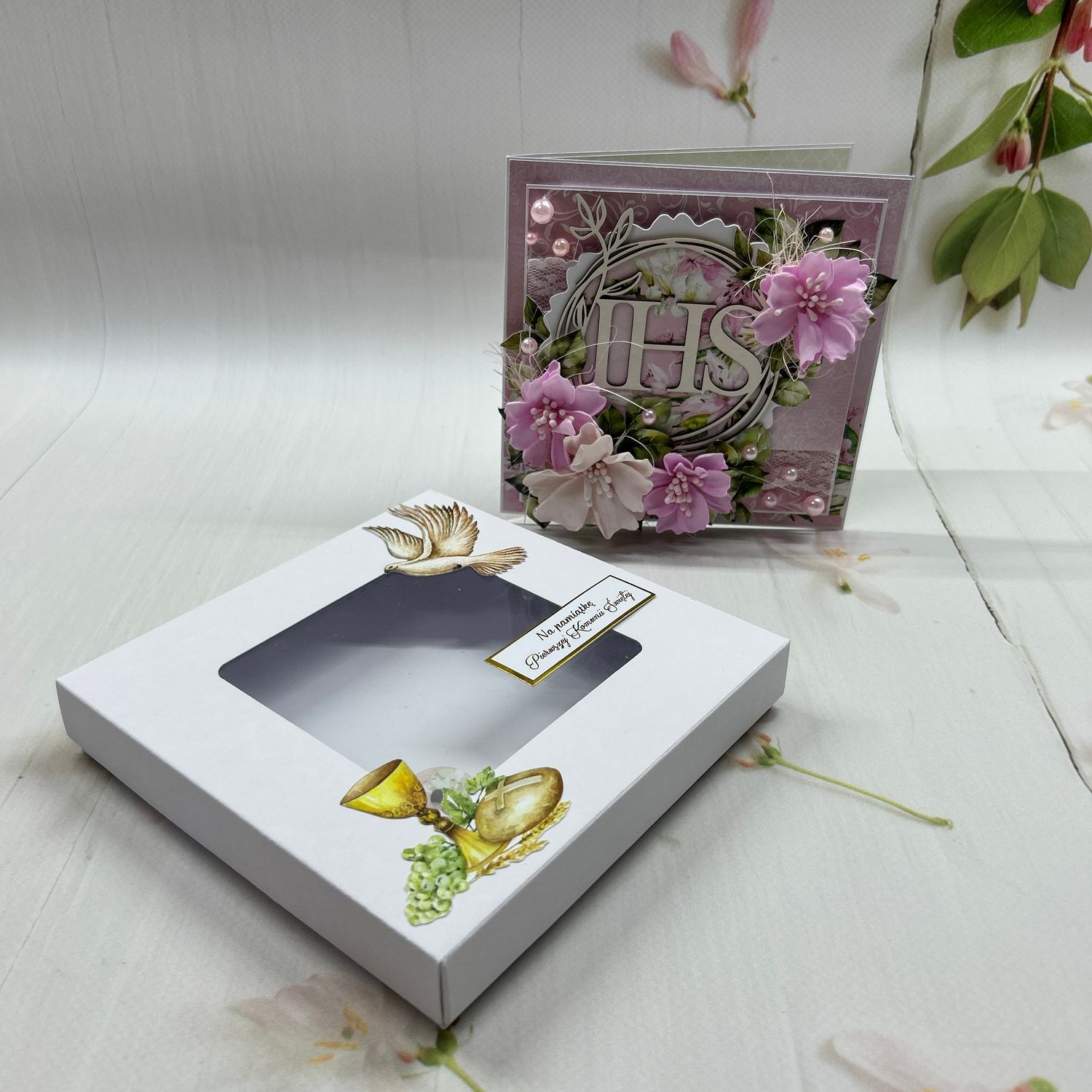 Kartka komunijna w pudełku kwiatowa – stylowa pamiątka
