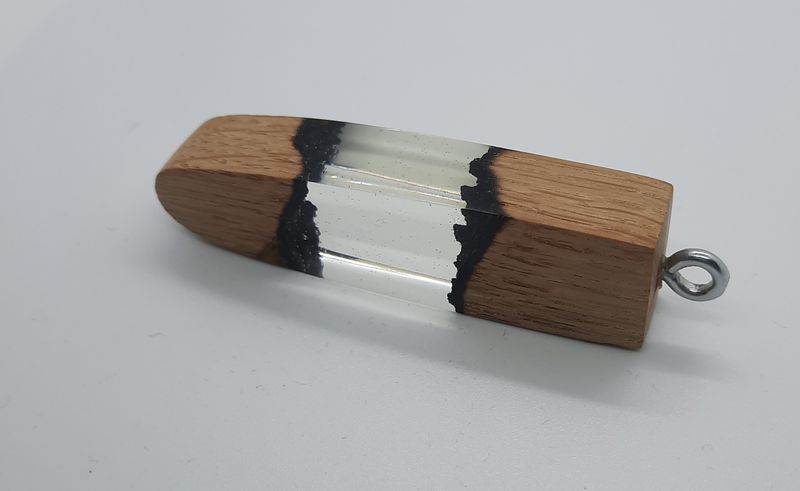 Breloczek z drewna i żywicy wzór 2