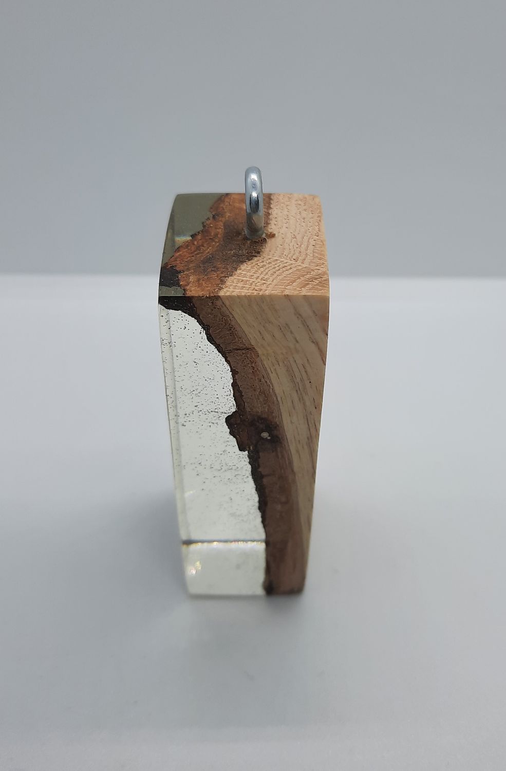 Breloczek z drewna i żywicy wzór 1