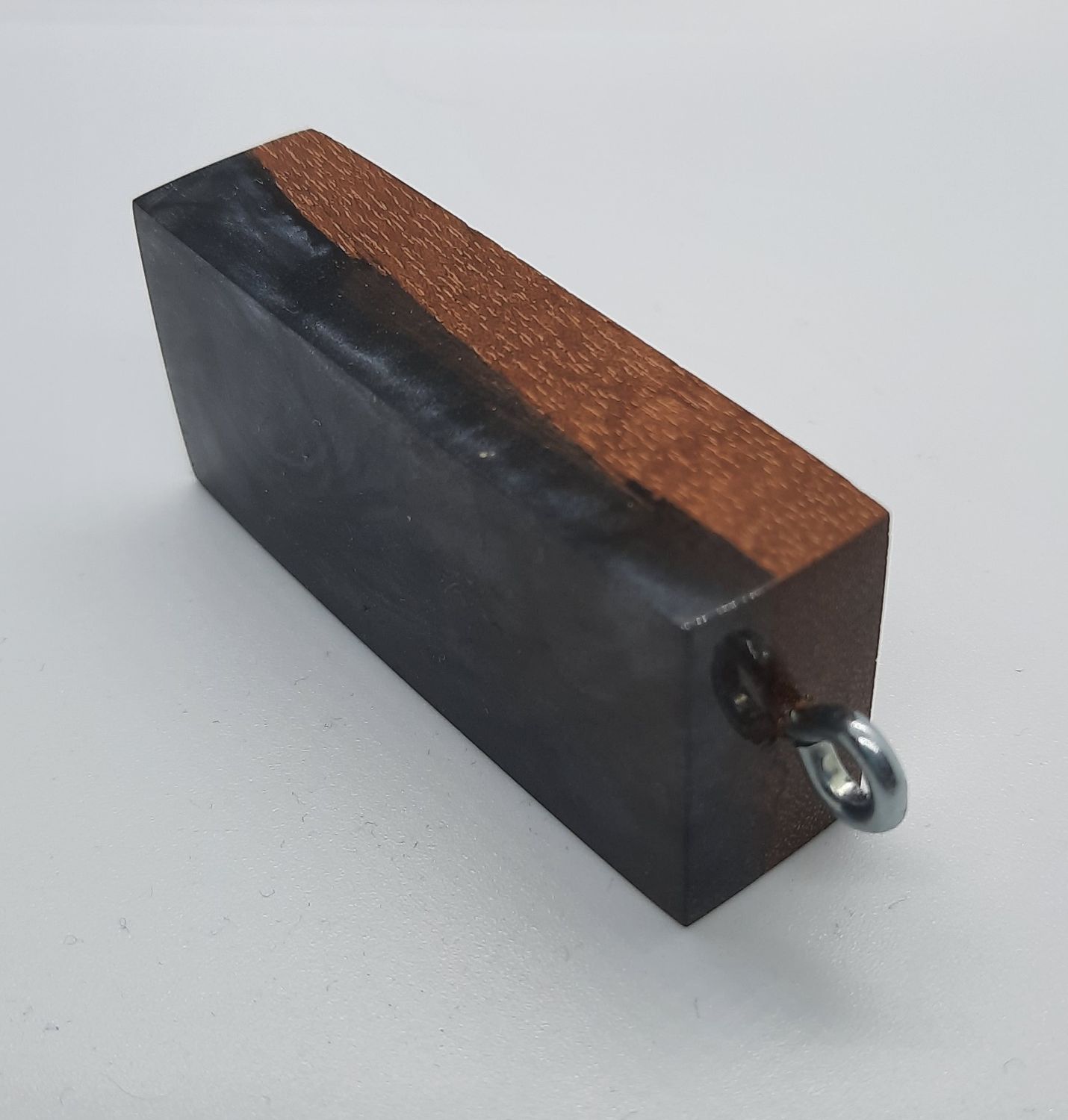 Breloczek z drewna i żywicy wzór 3