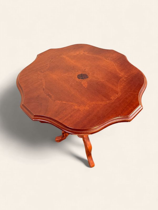 O55 - Scalloped Edge Pedestal Side Table