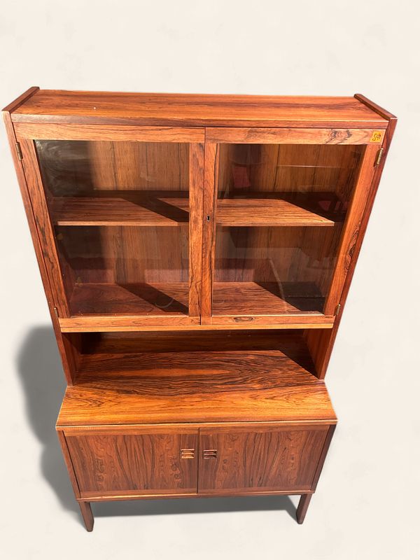 S41 - 1960s Danish Modern display cabinet in Rosewood