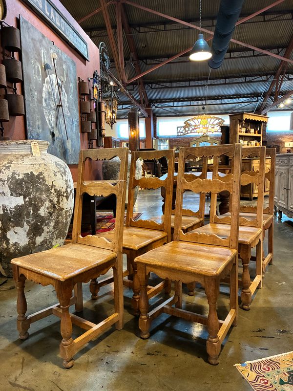 O122 - Charming and rustic set of 6 French country pegged chairs, late 19th century in oak