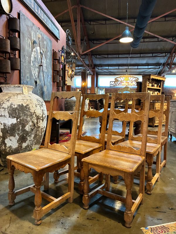 O122 - Charming and rustic set of 6 French country pegged chairs, late 19th century in oak
