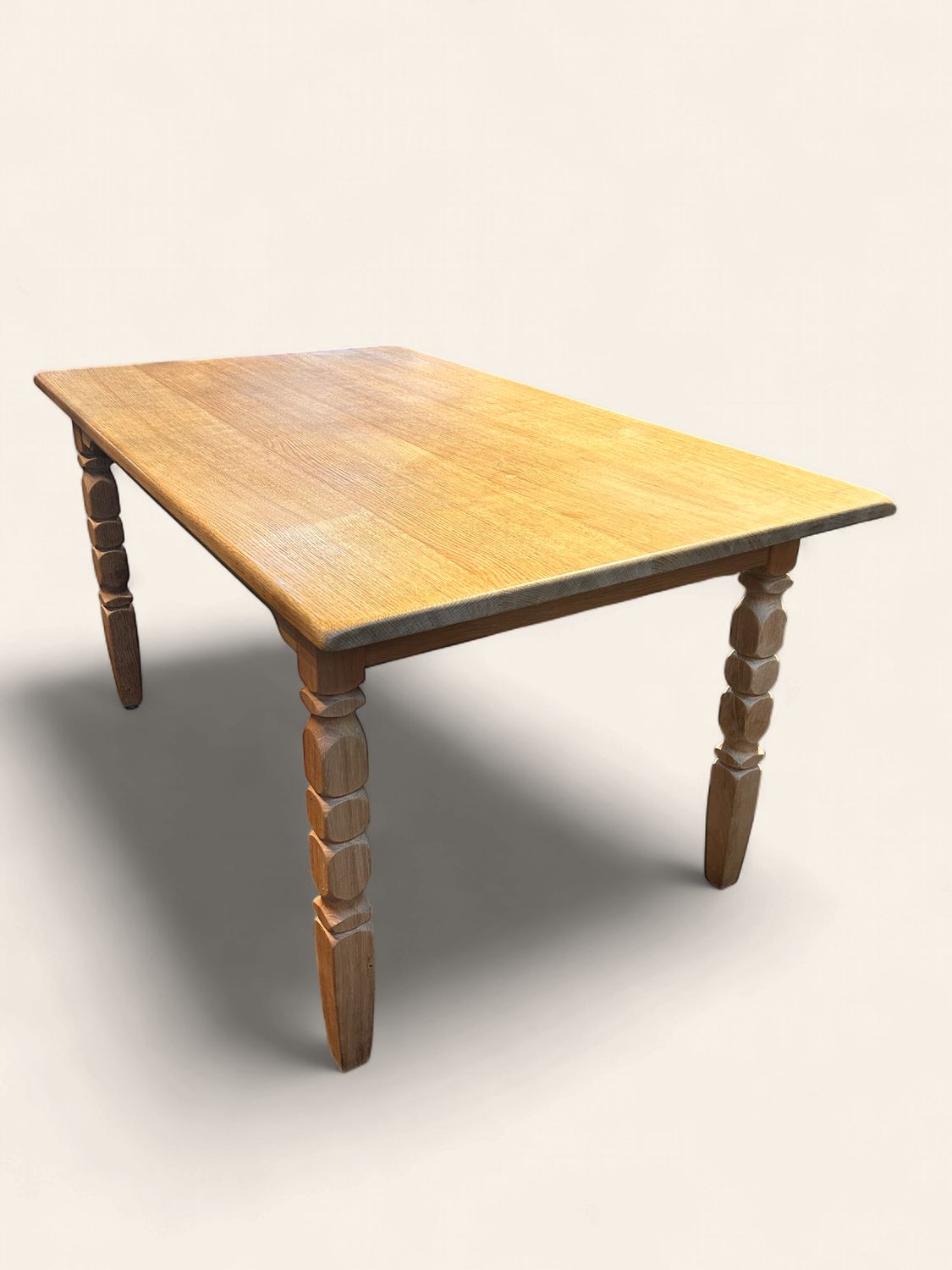 S28 - Charming Oak Scandanavian Dining Table with 2 leaves (from Denmark)