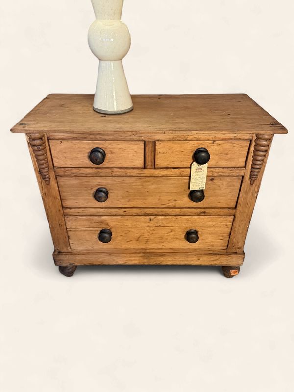 E103 - Antique victorian era (1880-1900) English pine chest of drawers