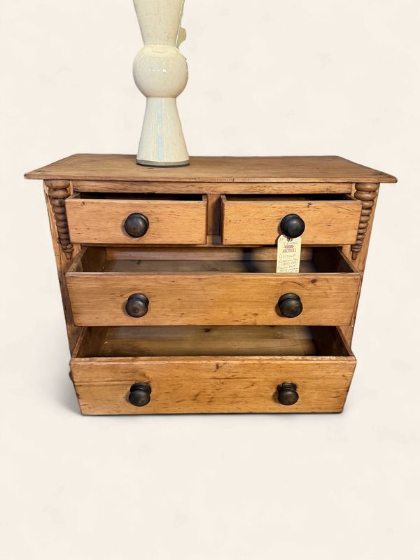 E103 - Antique victorian era (1880-1900) English pine chest of drawers