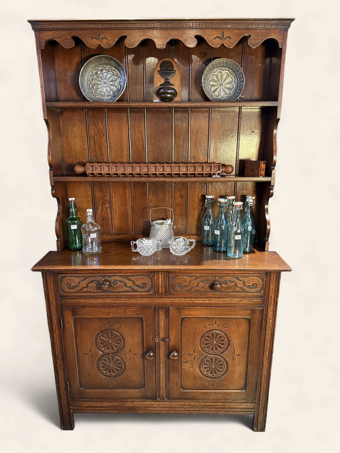 E124 - Terrific use and style 1940s cupboard with lower storage