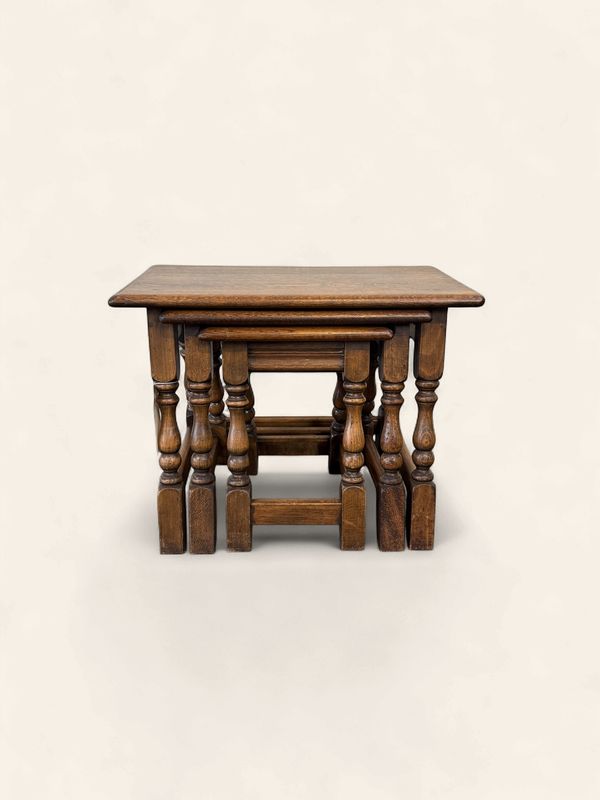 E102 - Oak Nest Set of 3 Oak Tables with turned legs, circa 1940s