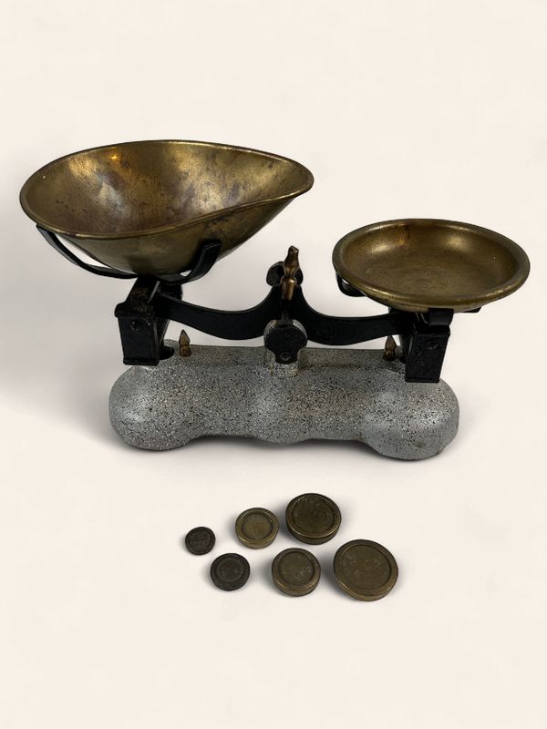 P290 - Scale with Pans and Weights