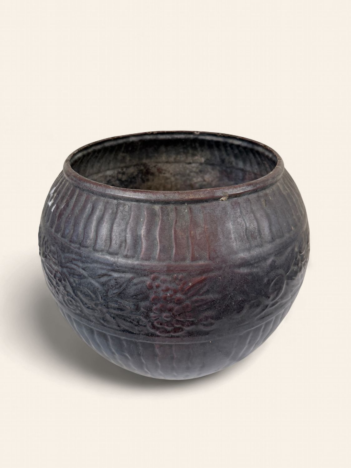 P446 - Wonderful 1920s hammered metal planter - french