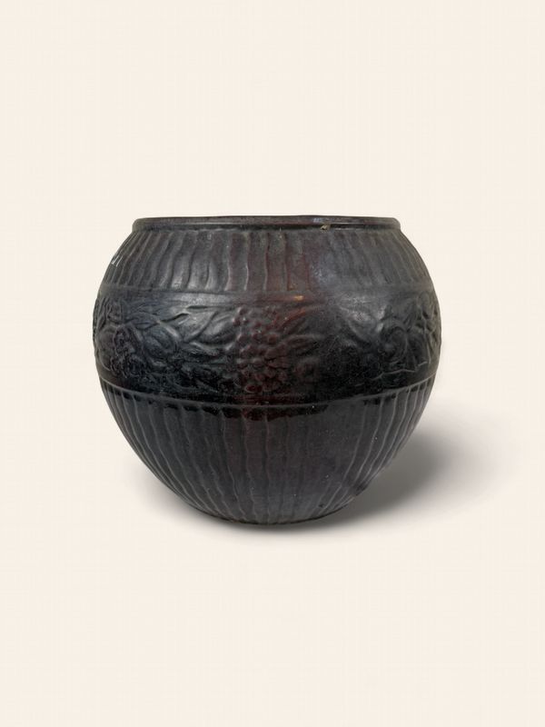 P446 - Wonderful 1920s hammered metal planter - french