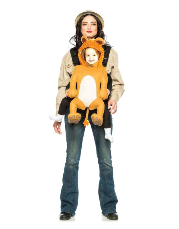 SAFARI GUIDE &amp; LION