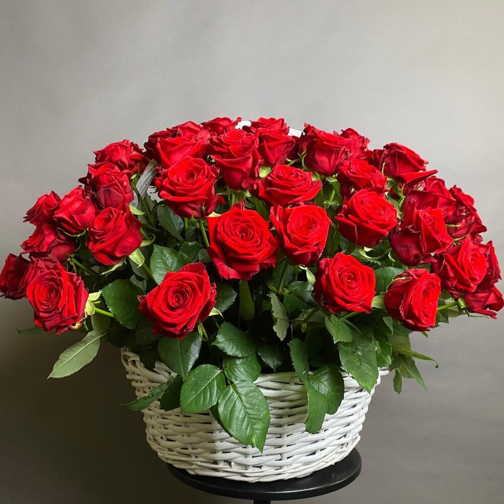 Coș cu 101 trandafiri