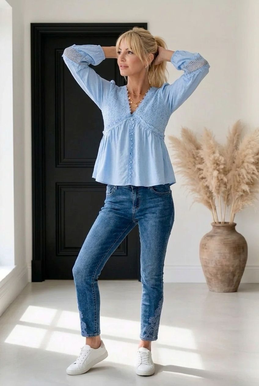 Błękitna Bluzka Boho z Haftem i Koronką - Romantyczny Dekolt V