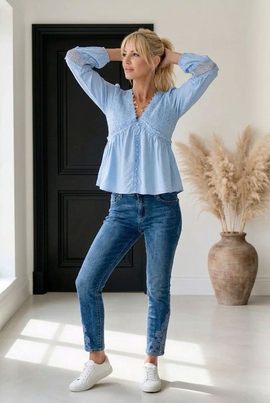 Błękitna Bluzka Boho z Haftem i Koronką - Romantyczny Dekolt V