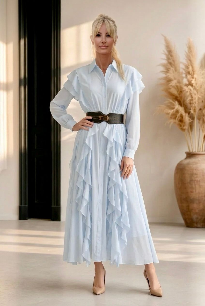 Modelka w błękitnej sukience maxi z falbanami i czarnym paskiem w talii