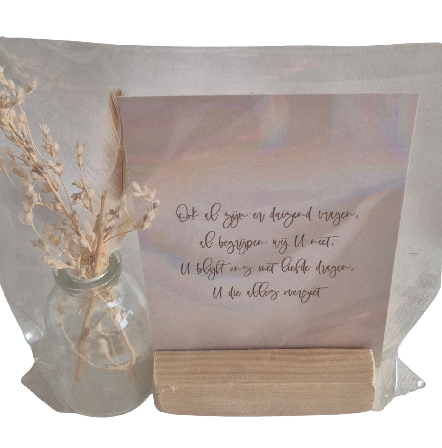 Mini wenskaartje in houdertje en glazen flesje met droogbloemetje