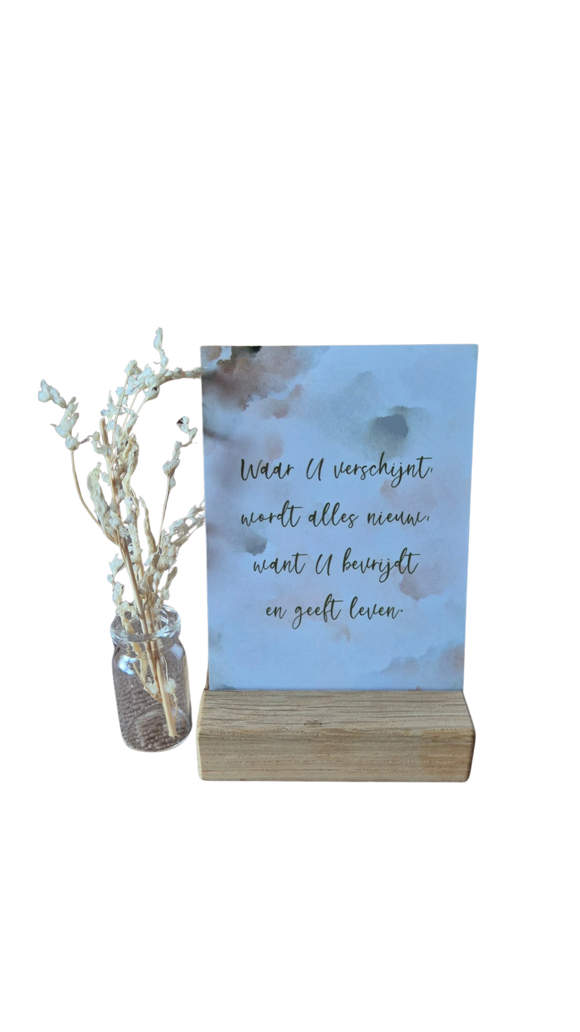 Mini wenskaartje in houdertje en glazen flesje met droogbloemetje