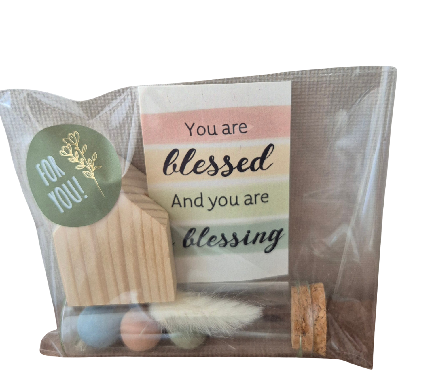 Houten huisje met minikaartje met tekst en 'zaadbommetjes' in glazen buisje