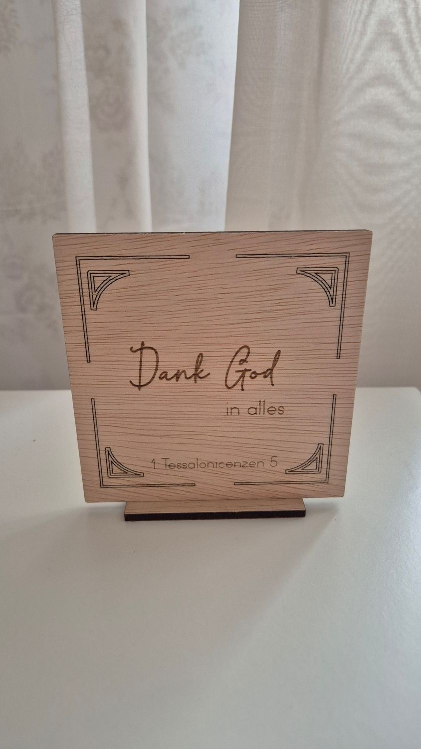Tegeltje van hout ' Dankt God in alles'