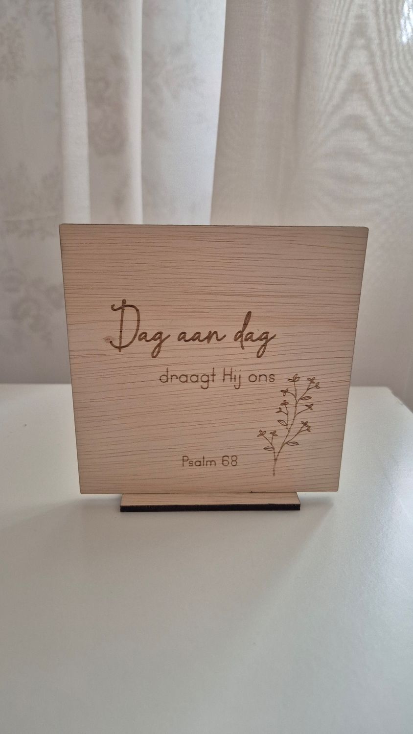 Tegeltje hout ' Dag aan dag draagt Hij ons'