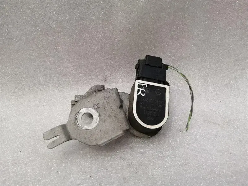 MERCEDES C CLASS W205 FRONT RIGHT LEVEL SENSOR A2059057001 LEVEL SENSOR