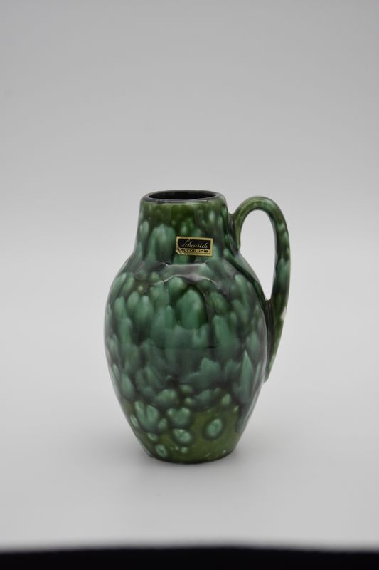 Vintage keramische vaas (kan) van de Duitse fabrikant Scheurich Keramik.  Forest green" gemarmerd of druipglazuur, wat kenmerkend is voor de Mid-Century Modern en "Fat Lava" stijl uit die periode.