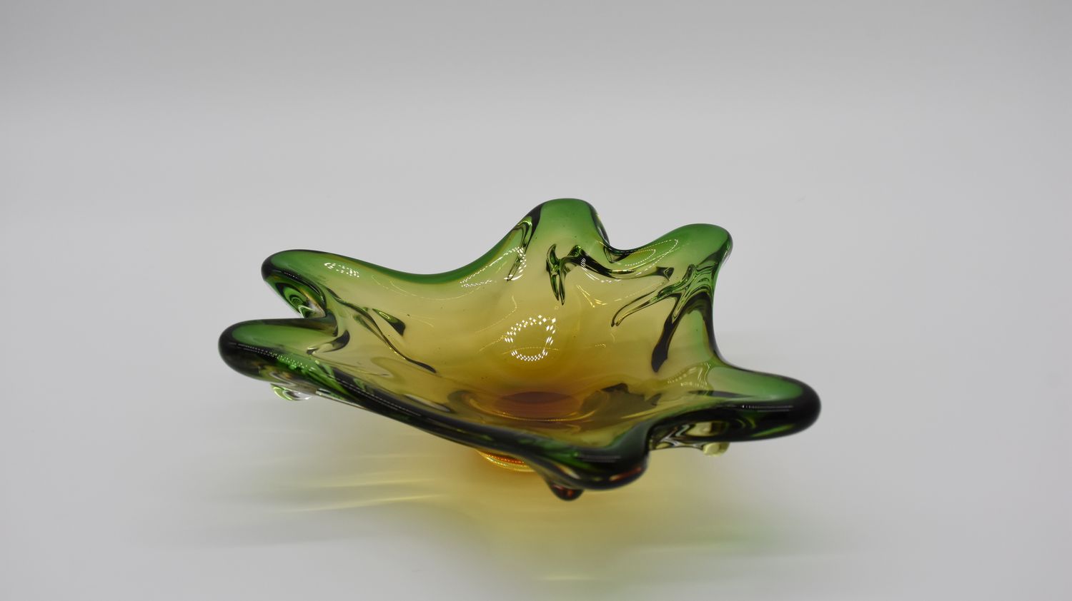 Murano-glas uit Italië, smaragdgroen en amber of honinggoud