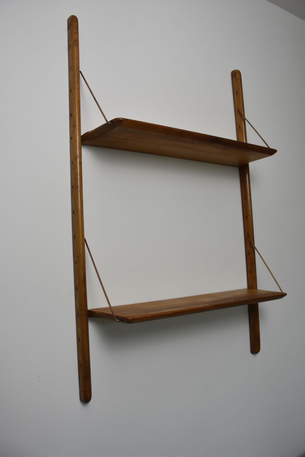 Jacques Hauville, Frans Mid-Century Modern wandsysteem jaren 50, Eikenhout met messing/koperen bevestigingslussen.