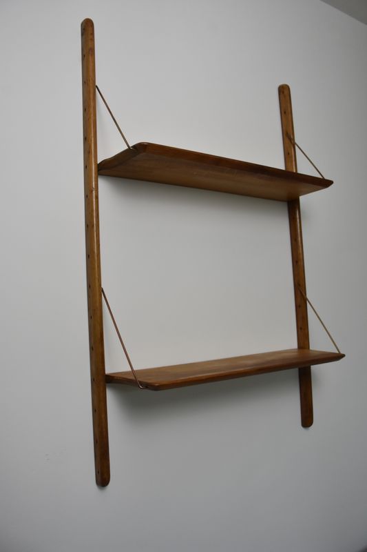 Jacques Hauville, Frans Mid-Century Modern wandsysteem jaren 50, Eikenhout met messing/koperen bevestigingslussen.